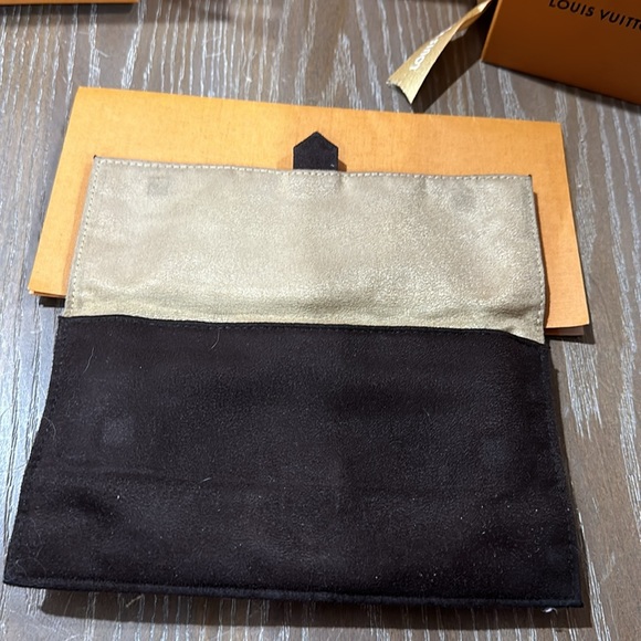 Louis Vuitton,three-way red sunglasses with Louis Vuitton, monogram on the sides - Picture 4 of 13